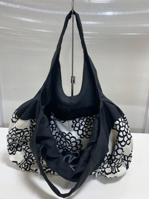 Ballontasche mit Dahlien-Print (schwarz x weiß)